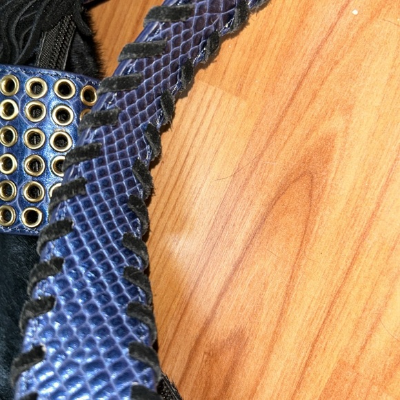 BEAUTIFUL GENUINE LEATHER WITH FAUX ALLIGATOR /COWHIDE . Has brass alligator - Picture 3 of 8